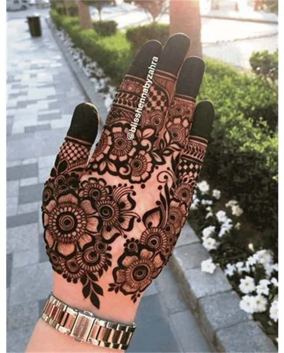 Layered Diamond Pathway Using Front Hand Mehndi Design